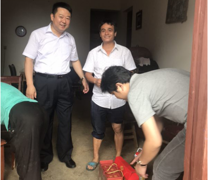 情系穷困户  粽香暖民气——资阳城投集团发展端午节前走访慰问活动