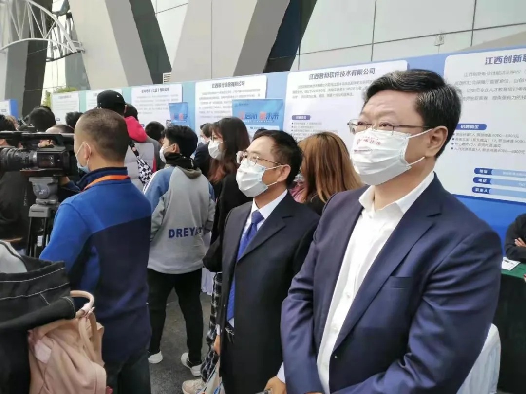 资阳城投公司积极响应“百场校沼妆活动