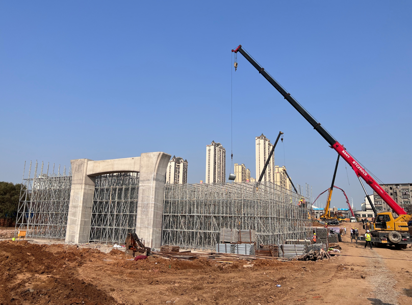 副总经理罗辉实地调度南表环高速项目工程