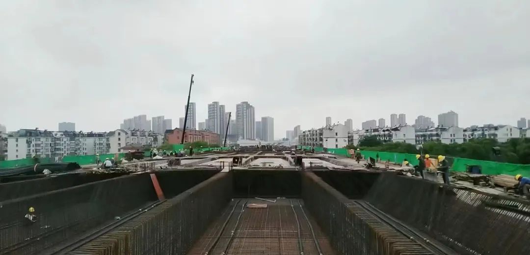 强攻项目建设 保险项目推动 李红军调研南表环高速项目建设情况